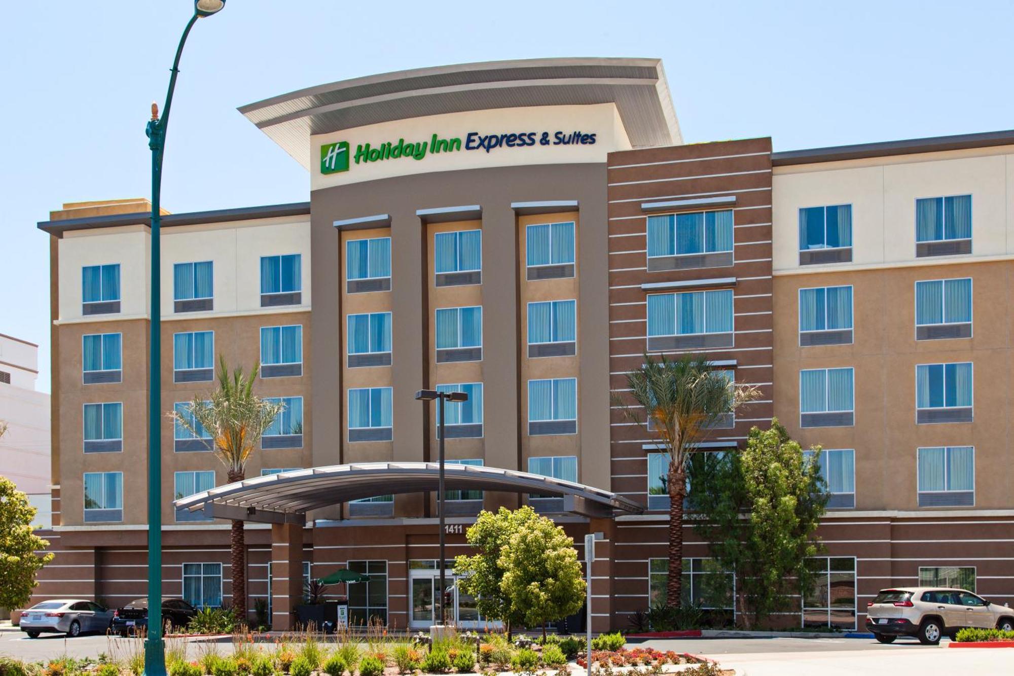 Holiday Inn Express & Suites Anaheim Resort Area By Ihg Exterior photo